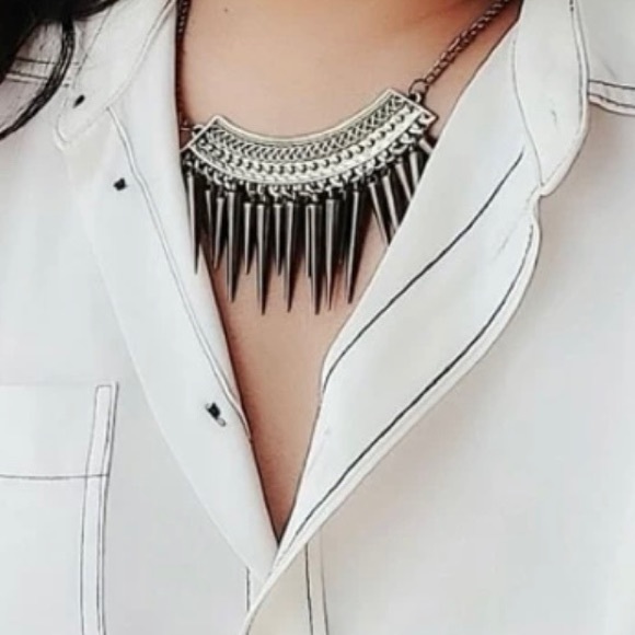 Statement necklace retro style with dangling spikes. - Picture 4 of 6